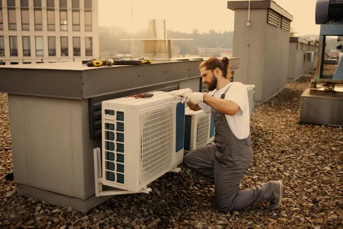Technicien Climateix installant une unité de climatisation en toiture